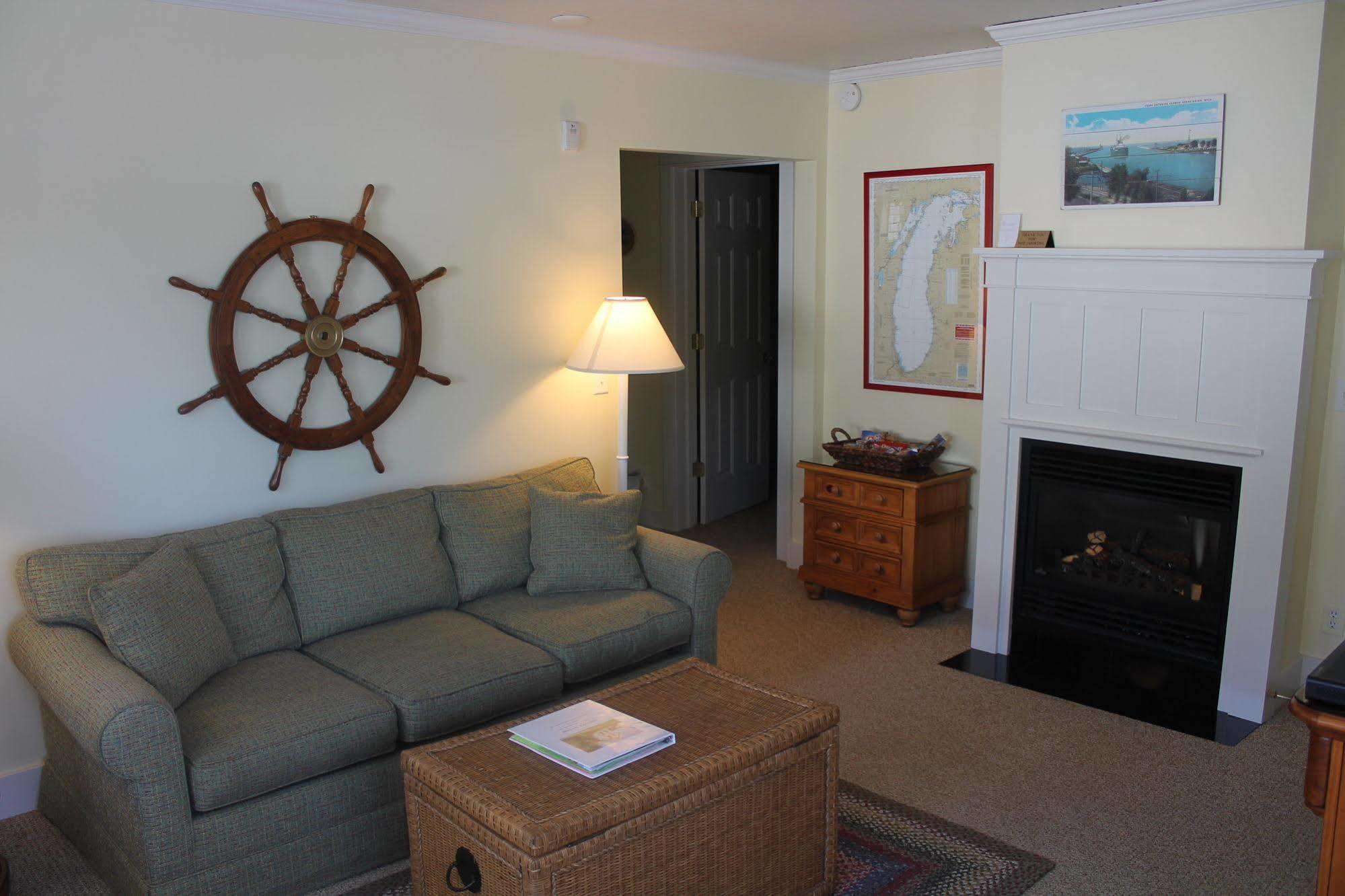 Captain'S Cottage Suites Grand Haven Exterior photo