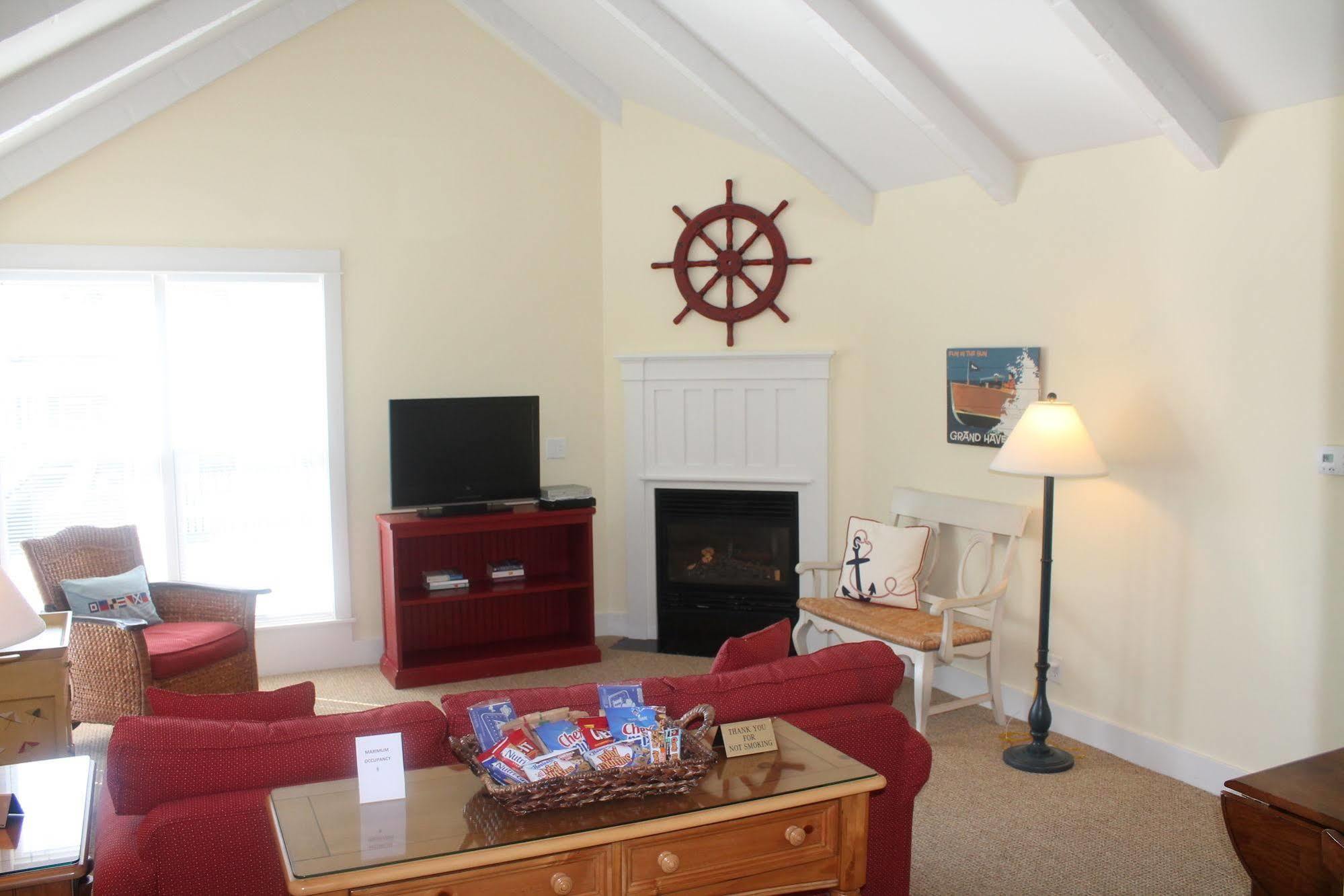 Captain'S Cottage Suites Grand Haven Exterior photo