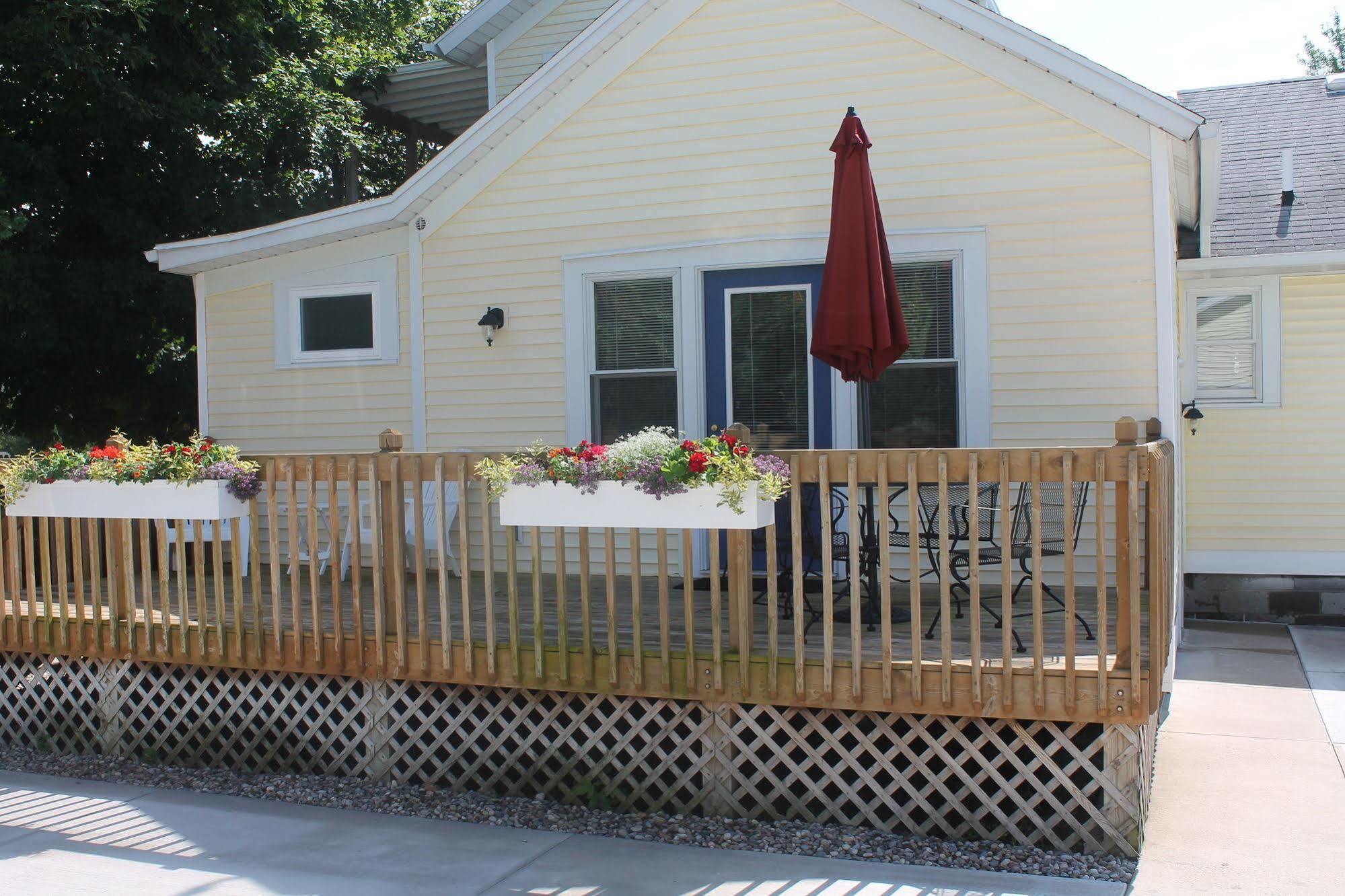 Captain'S Cottage Suites Grand Haven Exterior photo