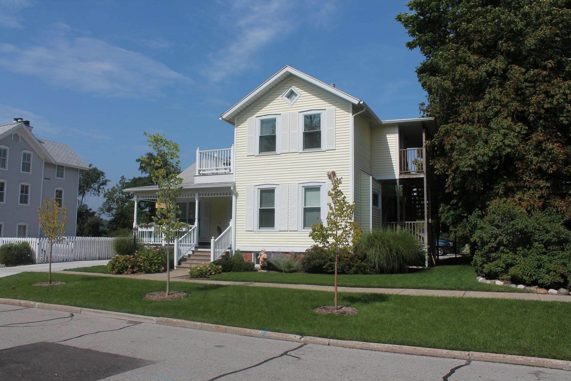 Captain'S Cottage Suites Grand Haven Exterior photo